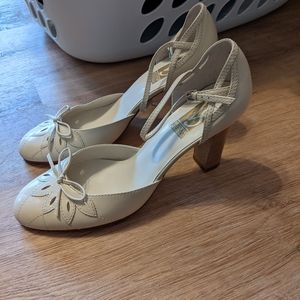 NWOT Victoria Spenser cream pumps/heels